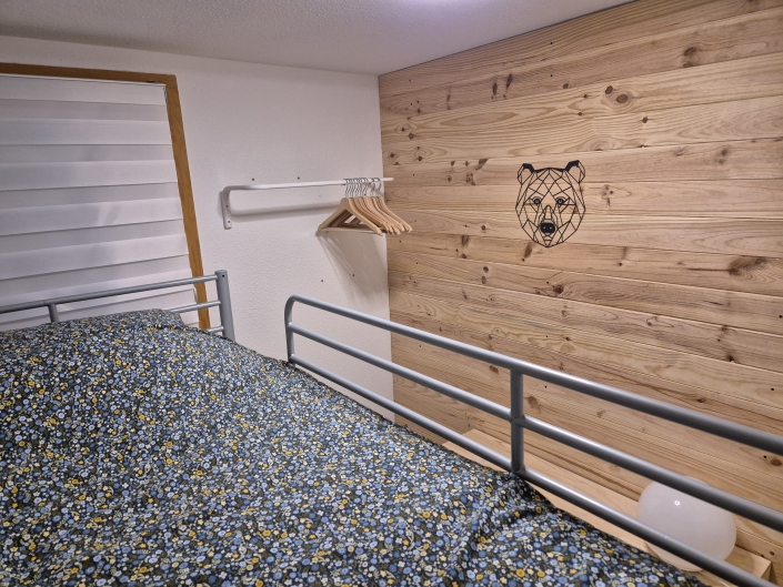 La Norma Chalet 96 - Chambre 2 confortable avec lits superposés, armoire et penderie ouverte La Norma Chalet 96 - Chambre 2 confortable avec lits superposés, armoire et penderie ouverte