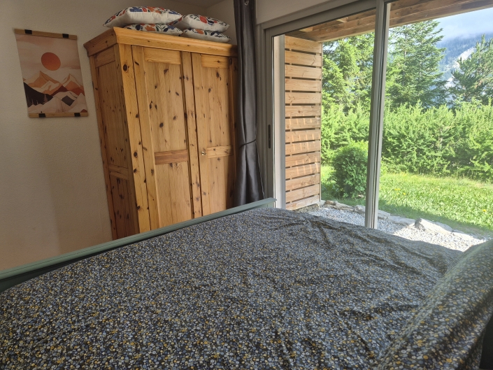 La Norma Chalet 96 - Chambre 1 avec une élégante armoire en bois La Norma Chalet 96 - Chambre 1 avec une élégante armoire en bois