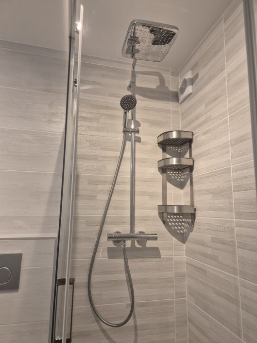 La Norma Chalet 96 - Spacieuse douche à l’italienne avec douche pluie La Norma Chalet 96 - Spacieuse douche à l’italienne avec douche pluie