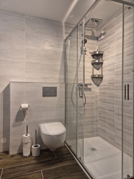 La Norma Chalet 96 - Salle de bains neuve avec WC suspendu et spacieuse douche à l’italienne. La Norma Chalet 96 - Salle de bains neuve avec WC suspendu et spacieuse douche à l’italienne.